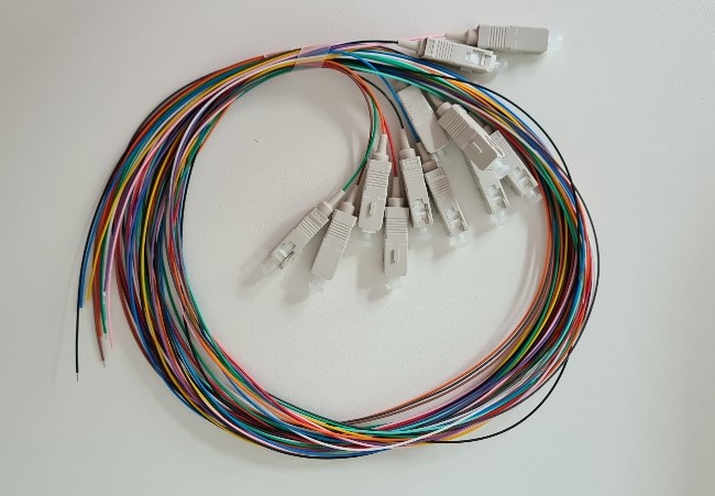 Fibre pigtail SC 50/125µ OM3 0,9mm LSZH / set de 12 couleurs, 2m 