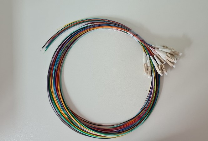 Fibre pigtail LC 50/125µ OM3 0,9mm LSZH / set de 12 couleurs, 2m 